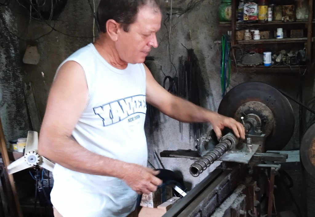 Víctor se auxilia de  un torno de carpintería al que le hizo las conversiones necesarias.