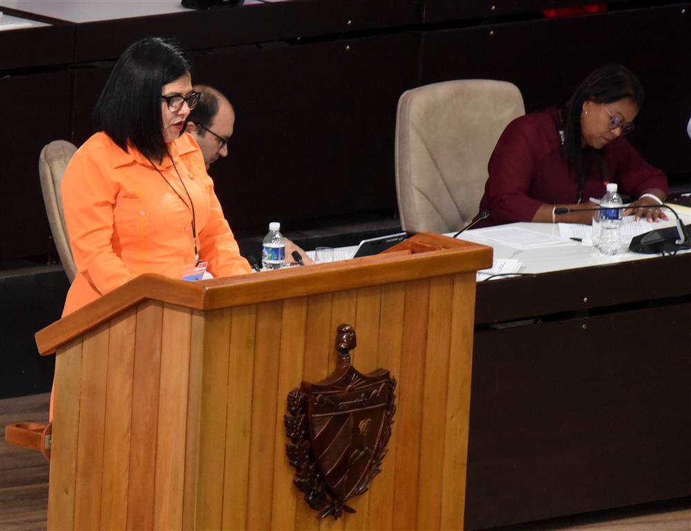 La gobernadora Milaxy Yanet Sánchez presentó el informe de Villa Clara ante el Parlamento cubano. Foto: PL.