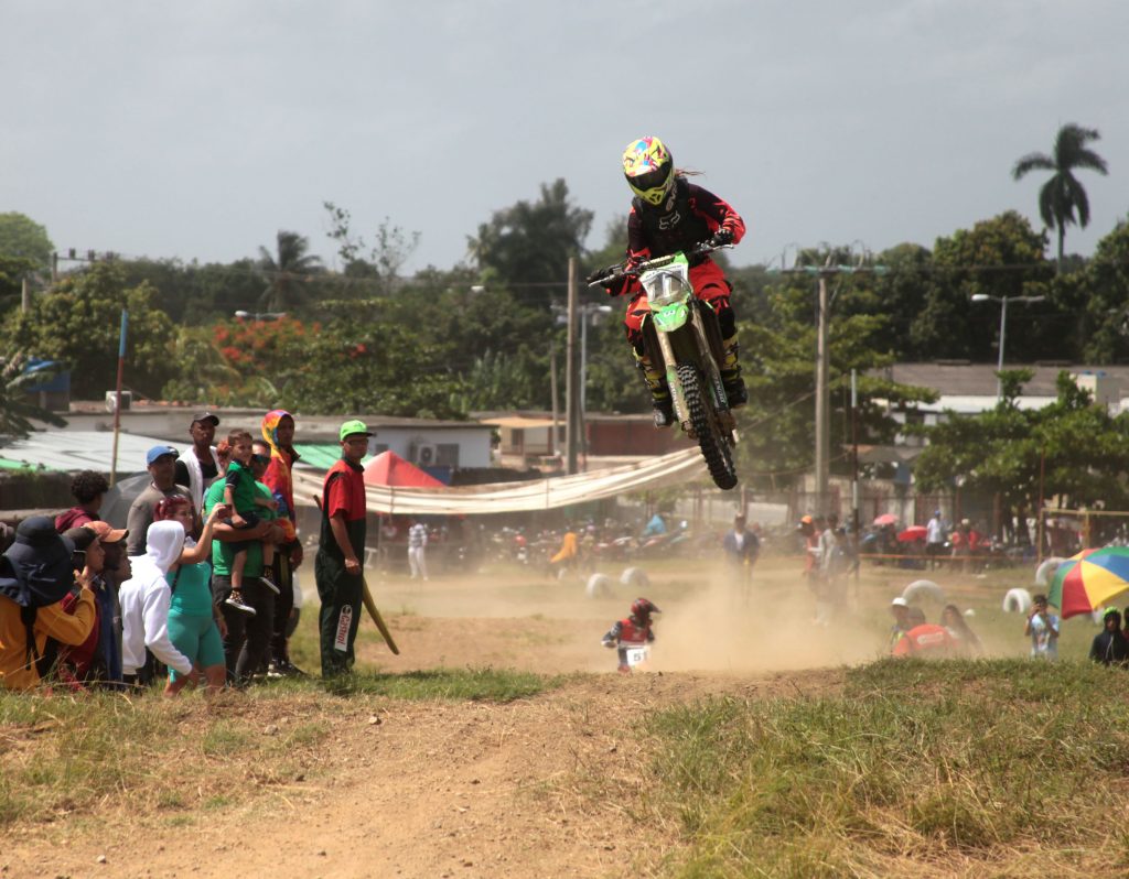 La joven pinareña de 16 años, Briagna Xiomara Martínez, la única mujer en Cuba que practica motocross.