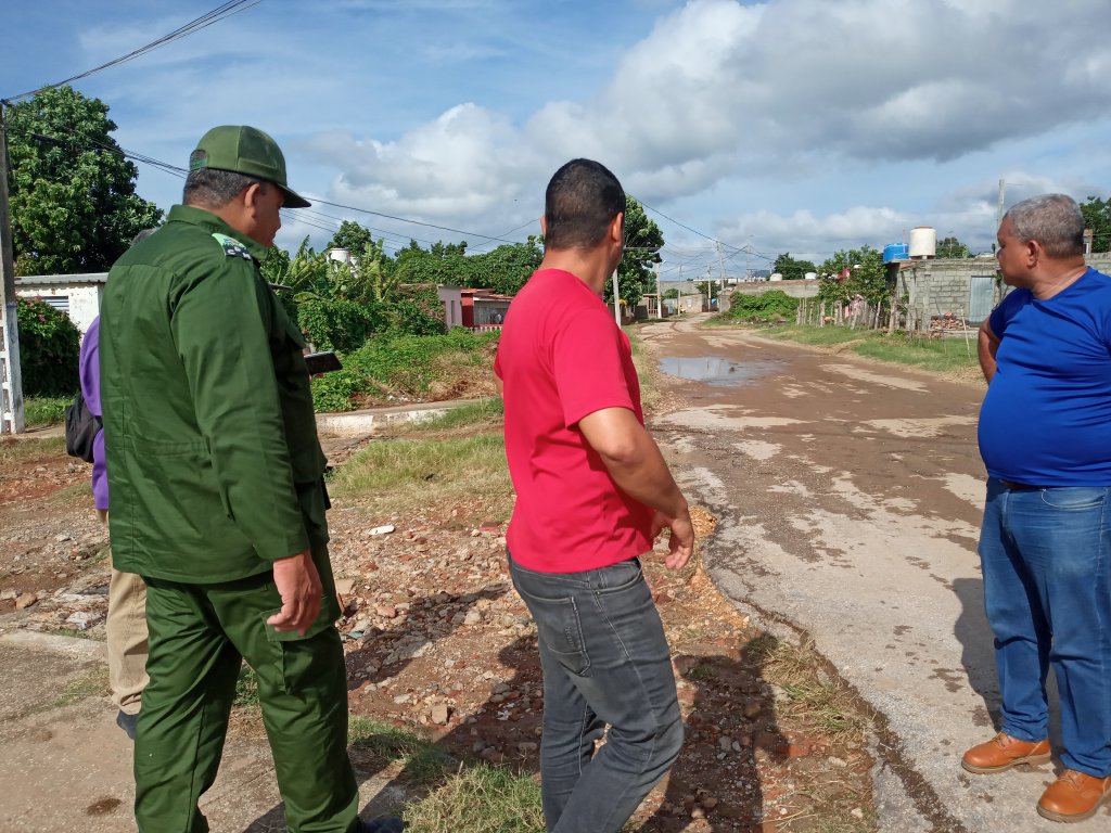 El presidente del Consejo de Defensa Municipal constata en el terreno riesgos y vulnerabilidades ante posibles daños.