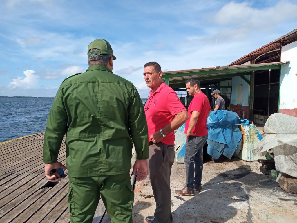 En la UEB Pescasilda se trasladaron las embarcaciones hacia los refugios.