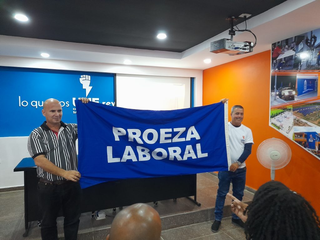 La bandera de Proeza Laboral les fue otorgada a los trabajadores espirituanos del sector eléctrico.