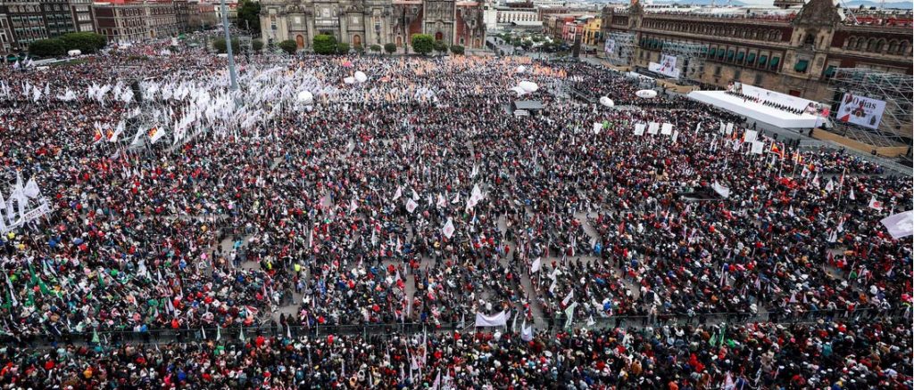 Vista general del Zócalo, durante el evento de los 100 días de Gobierno. 