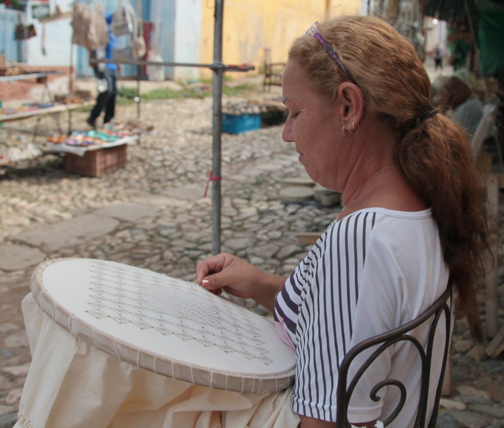 La defensa de las más genuinas tradiciones entre hilos, agujas y puntadas es una de las peculiaridades de Trinidad, desde hace siglos atrás.