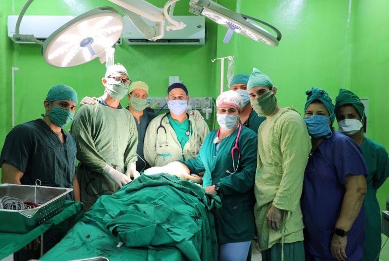 Equipo médico que realizó la intervención quirúrgica.